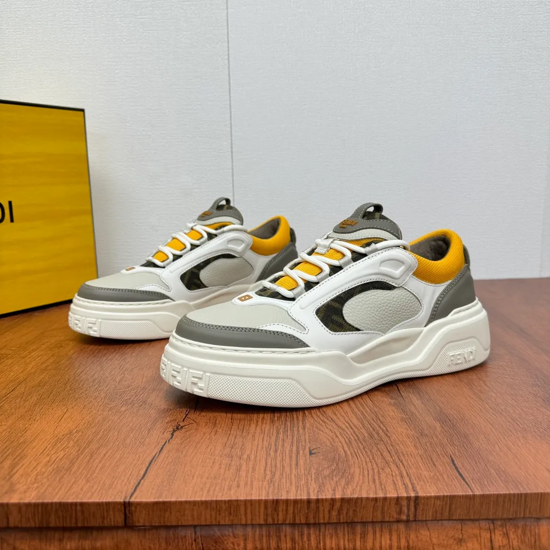 Batch 780 FENDI/FENDI Force men's sports shoes, new thick-soled lightweight lace-up low-top shoes at the counter, made of white full-grain leather and white and brown smooth leather, with padded elements. Brown FF jacquard and yellow technical fabric details. Lightweight, thick white sole with FF graphic details on the toe and heel. Main body of pebbled soft cowhide with Nappa calfskin. Contrasting color multiple composite splicing, extremely modern and youthful, webbing style lace-up hole design, multiple injection molded brand logo plastic modules on the toe, and embroidered FF logo on the side, heavy craftsmanship, full of details, super high quality control and fine workmanship! Full mesh breathable lining, ultra-light TPR foam rubber; molded outsole, lightweight and versatile, non-slip and wear-resistant! Comes with full packaging! Size: 39-40-41-42-43-44 Leather shoe size (can be customized, 38.45 cannot be returned or exchanged) Item number: 7E1728 Brown